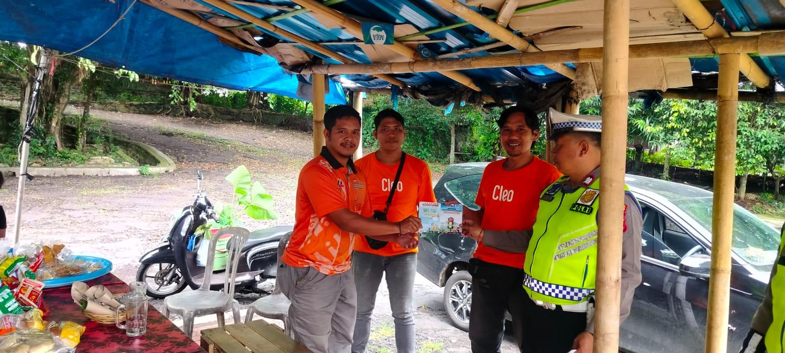 Ops Keselamatan Agung 2026, Satlantas Polres Karangasem Bagikan Brosur keselamatan Berlalulintas