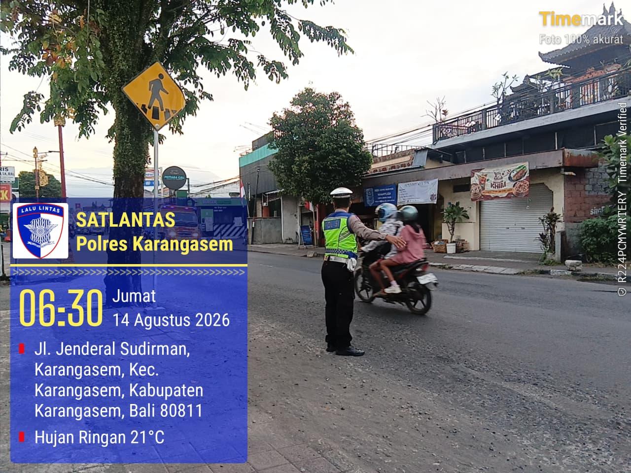 Pelayanan Prima Personil Lantas Dengan Melaksanakan Gatur Pagi di Depan MAN Amlapura