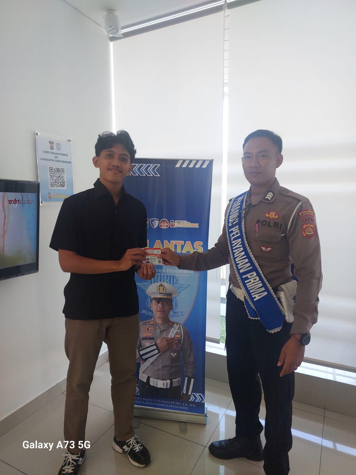 Penyerahan SIM terhadap pemohon SIM di Satpas Polres Karangasem