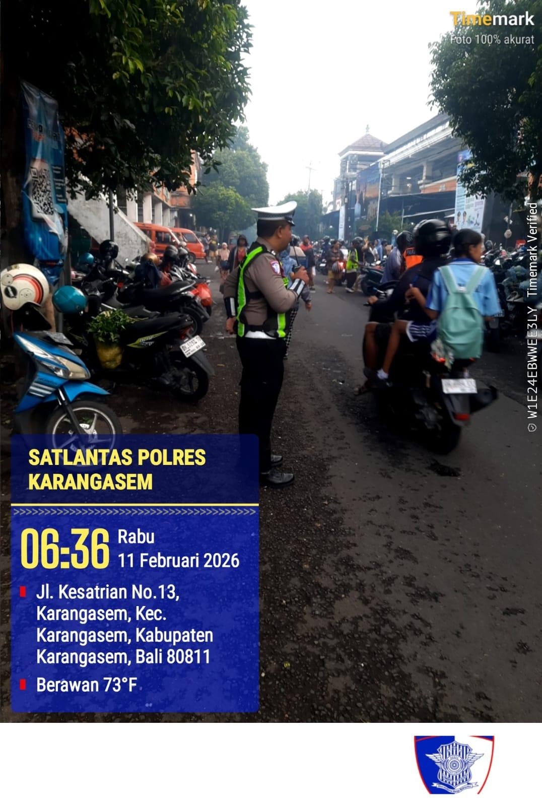 Utamakan Pejalan Kaki, Anggota Polres Karangasem Laksanakan Tugas Menyebrangkan Pejalan Kaki di Pasar Kesatriaan Amlapura