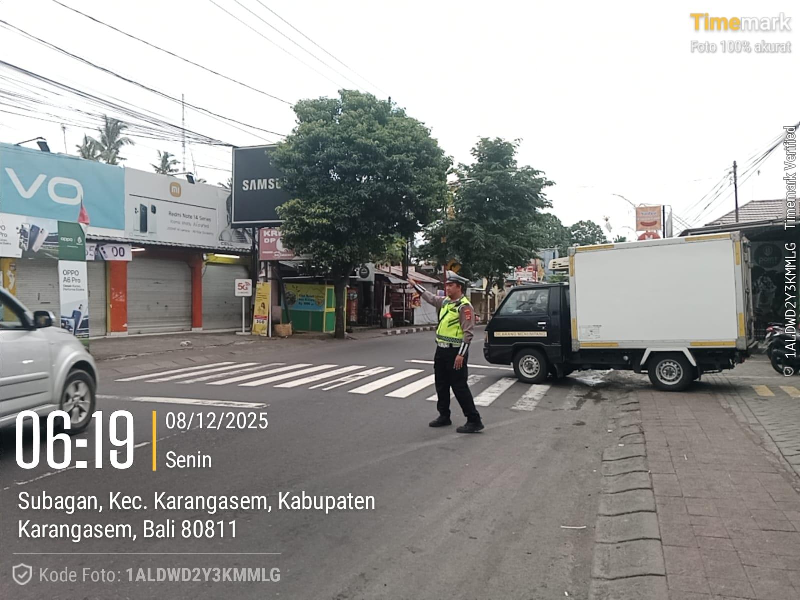 Anggota Lantas Polres Karangasem Laksanakan Gatur Pagi di Simpang Tiga BTN Taman Asri Karangasem
