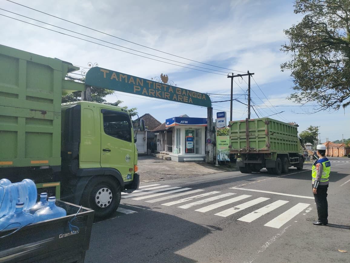 Sat Lantas Melaksanakan Pengamanan di Obyek Wisata Tirtagangga