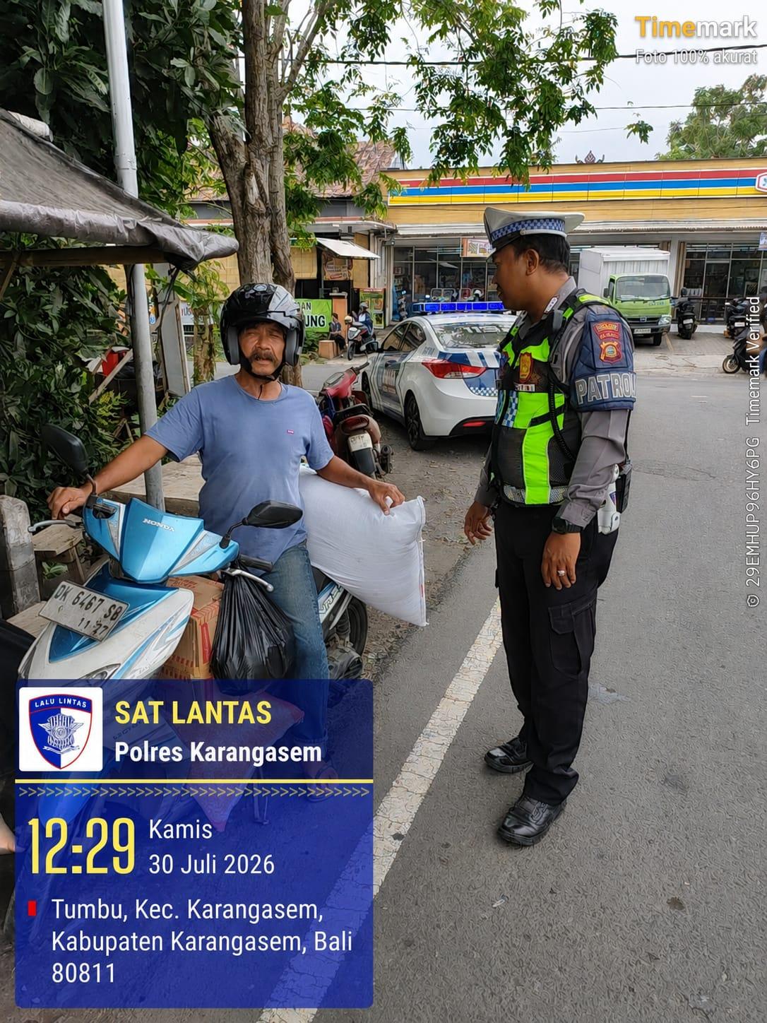 Atensi Jalan Raya Seraya-Ujung, Satlantas Laksanakan Patroli Dialogis guna menjaga Kamseltibcar Lantas