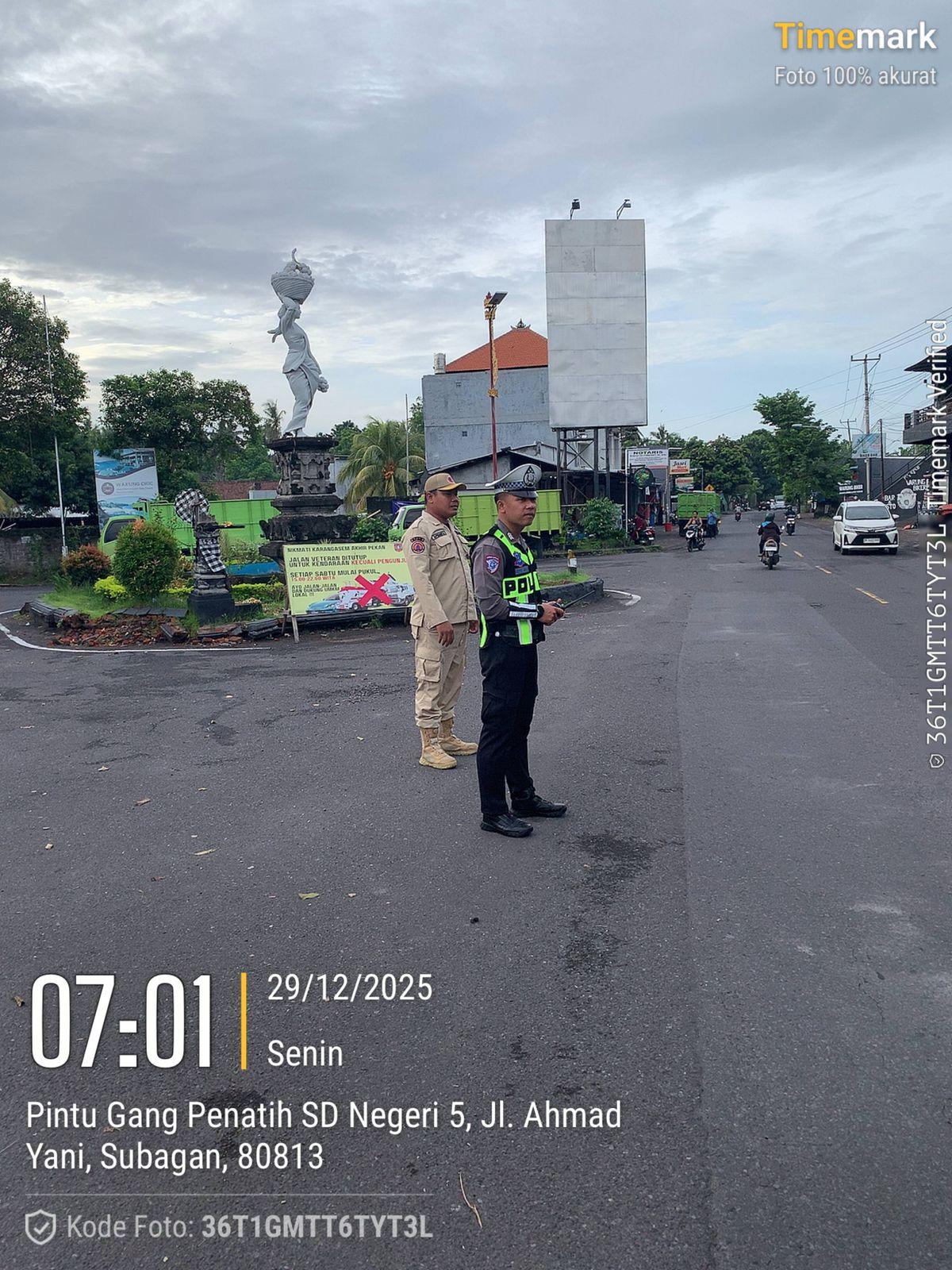 Unit Turjawali Sat Lantas melaksanakan Pengaturan dan Penjagaan di Pos 3 Patung Salak Jasri