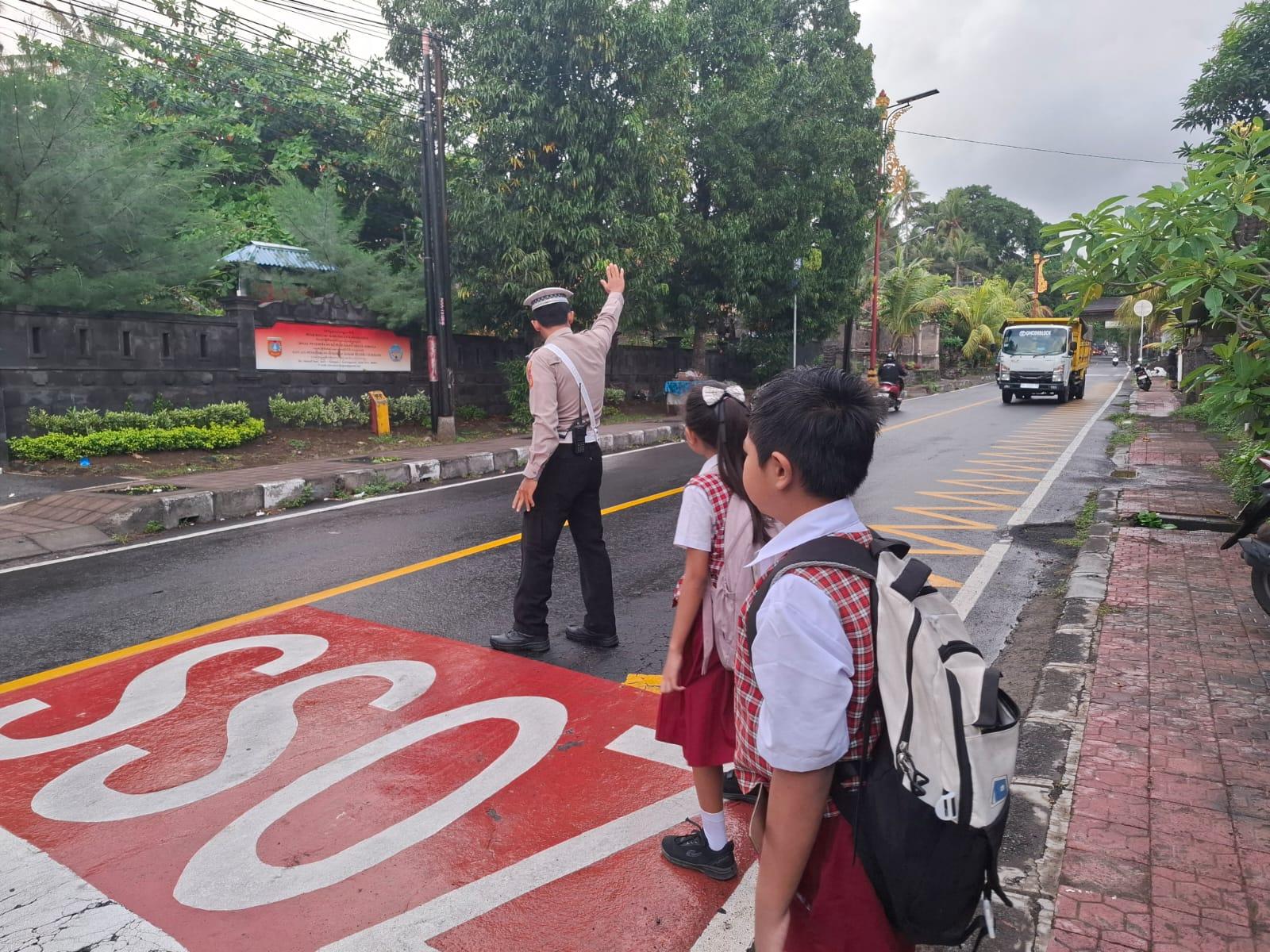 Antisipasi Kecelakaan Terhadap Pelajar, Anggota Lantas Polres Karangasem Laksanakan Penyebrangan Pelajar Sekolah