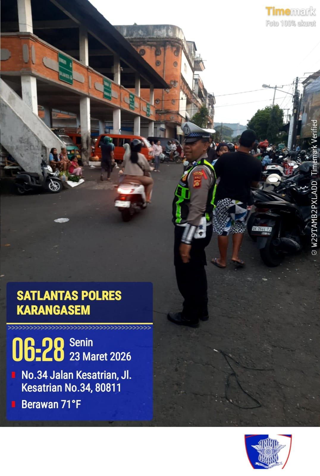 Sat Lantas laksanakan Pengaturan di Pasar Amlapura 