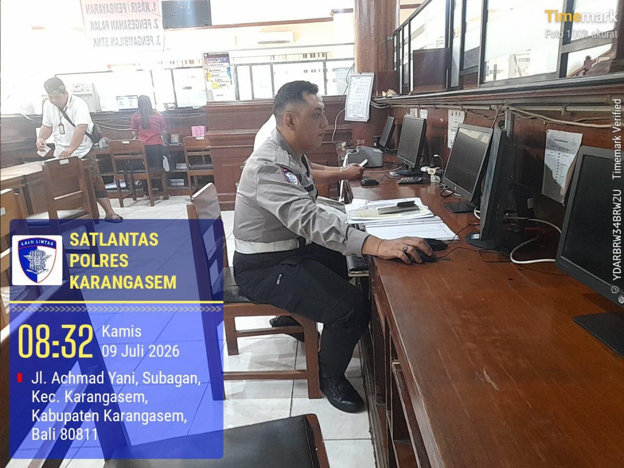 Serahkan STNK Baru Secara Cepat dan Ramah Sat Lantas Polres Karangasem Tingkatkan Pelayanan di Kantor Samsat
