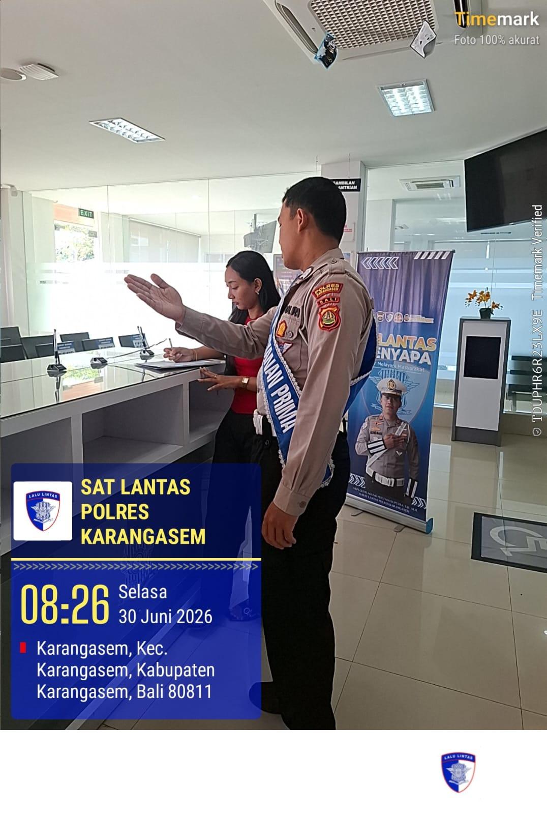 Pemandu Pelayanan Satpas Polres Karangasem Laksanakan Pelayanan Prima dan Terpadu kepada Masyarakat