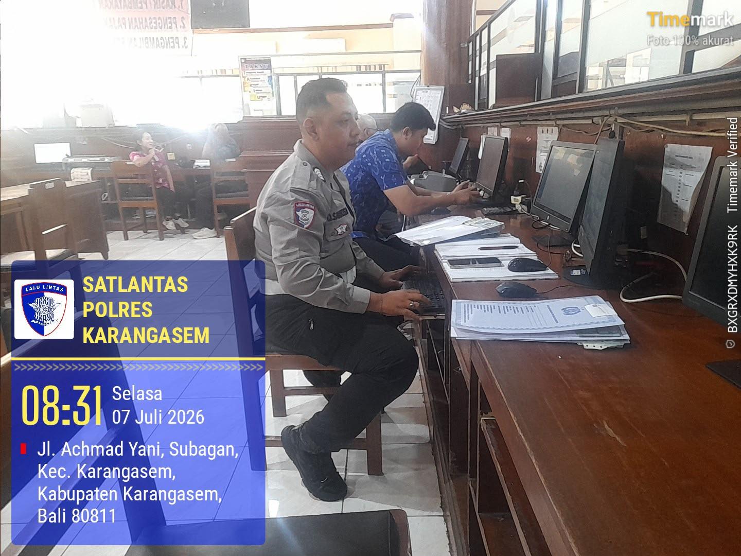 Sat Lantas Polres Karangasem Tingkatkan Pelayanan, Serahkan STNK Baru Secara Cepat dan Ramah