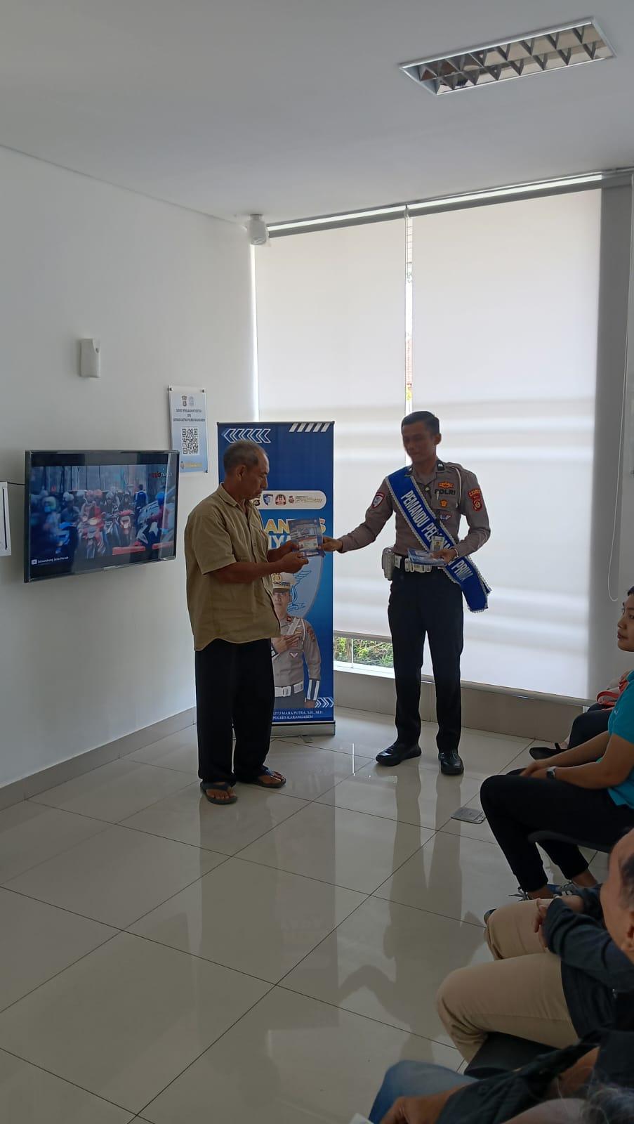 Penyerahan SIM terhadap pemohon SIM di Satpas Polres Karangasem