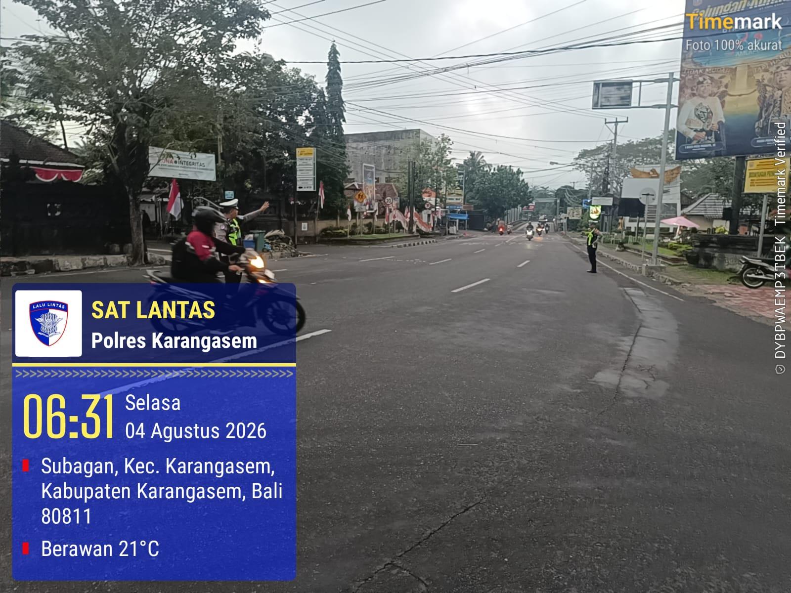 Personel Sat Lantas Polres Karangasem mengintensifkan penjagaan dan pengaturan arus lalu lintas di Simpang 3 Pesagi