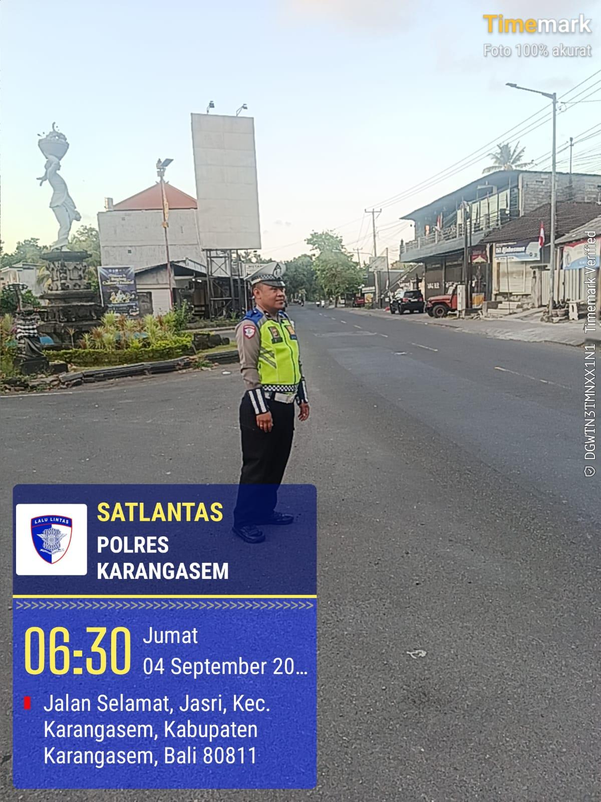 Unit Turjawali Sat Lantas melaksanakan Pengaturan dan Penjagaan di Pos 3 Patung Salak Jasri