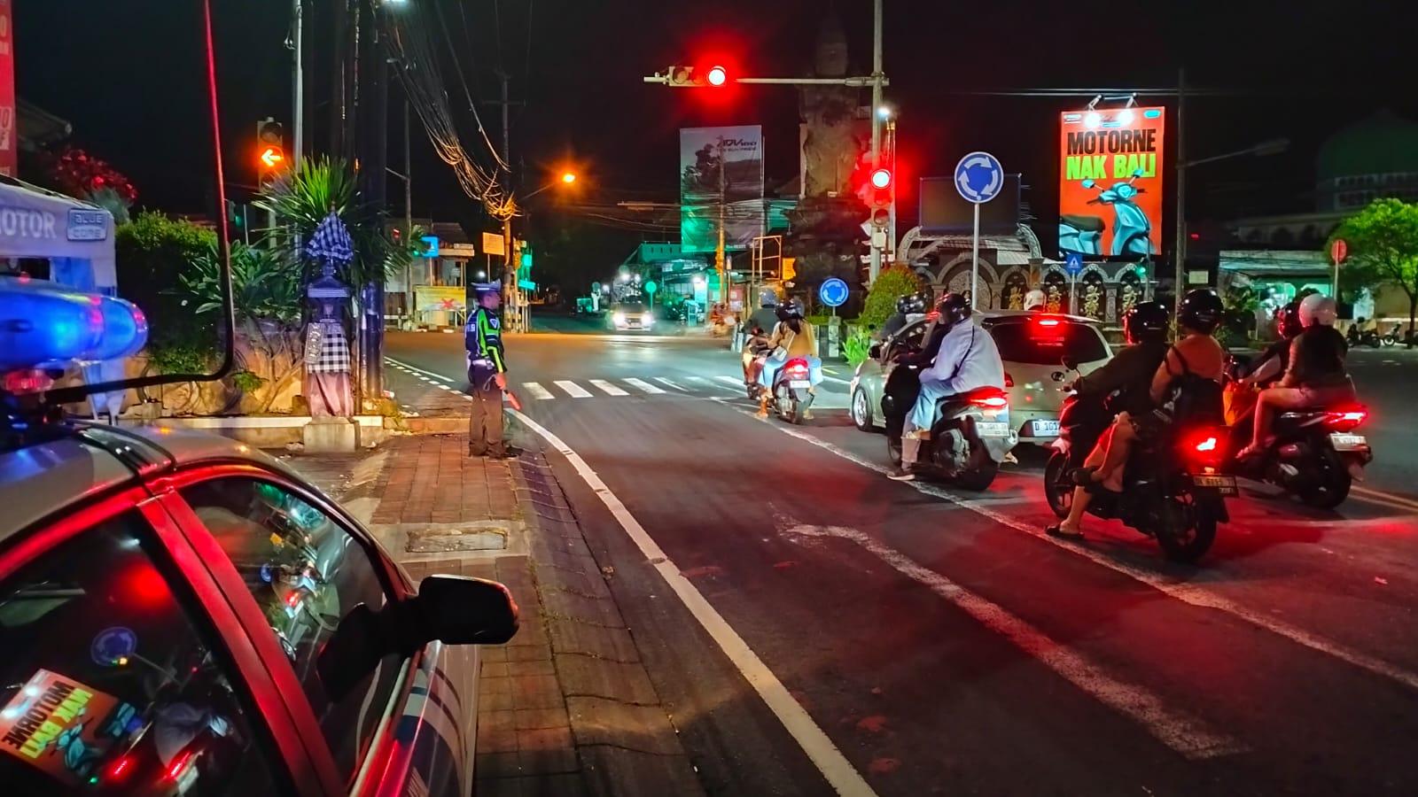 Unit Turjagwali Satlantas Polres Karangasem Laksanakan Patroli Barcode dan Blue Light