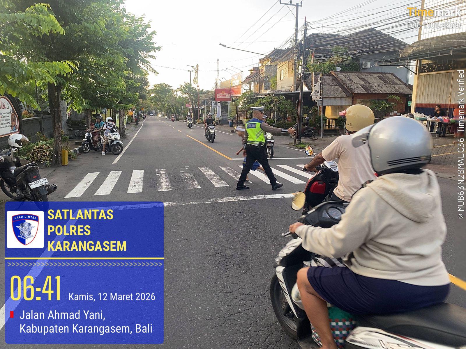 Anggota Lantas Polres Karangasem Laksanakan Penyebrangan Pelajar SD Negeri 4 Subagan