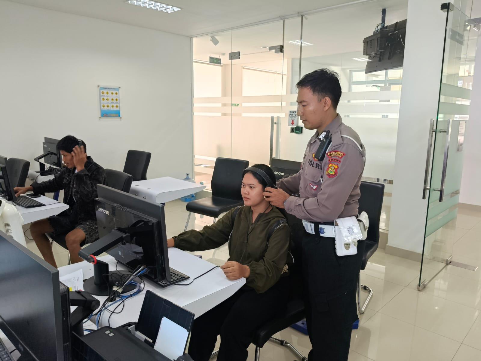Personil Lantas Laksanakan Teori Avis Komputerisasi Bagi Pemohon SIM Baru
