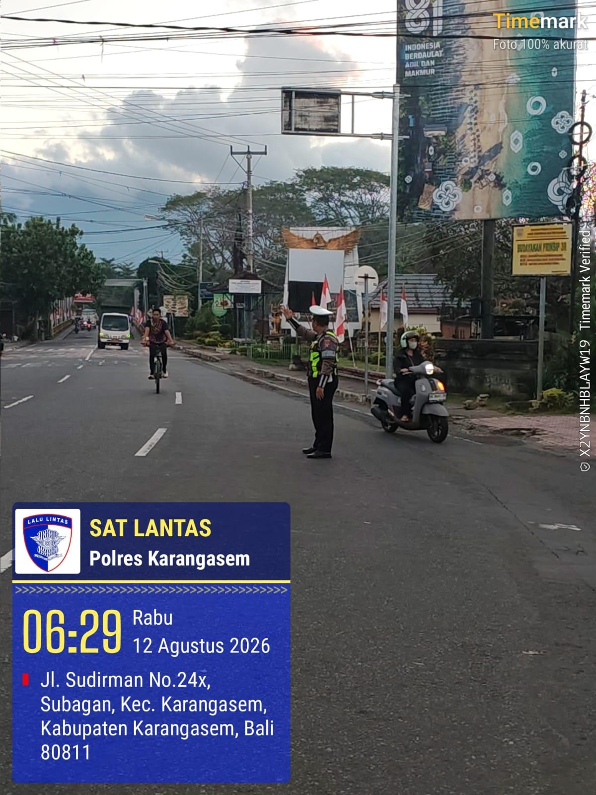 Personel Sat Lantas Polres Karangasem mengintensifkan penjagaan dan pengaturan arus lalu lintas di Simpang 3 Pesagi