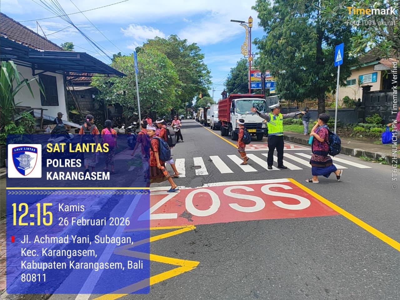 Police Goes To SchCegah Kecelakaan Anak Sekolah Personil Lantas Laksanakan Penyebrangan di SD Negeri 1 Subagan,ool