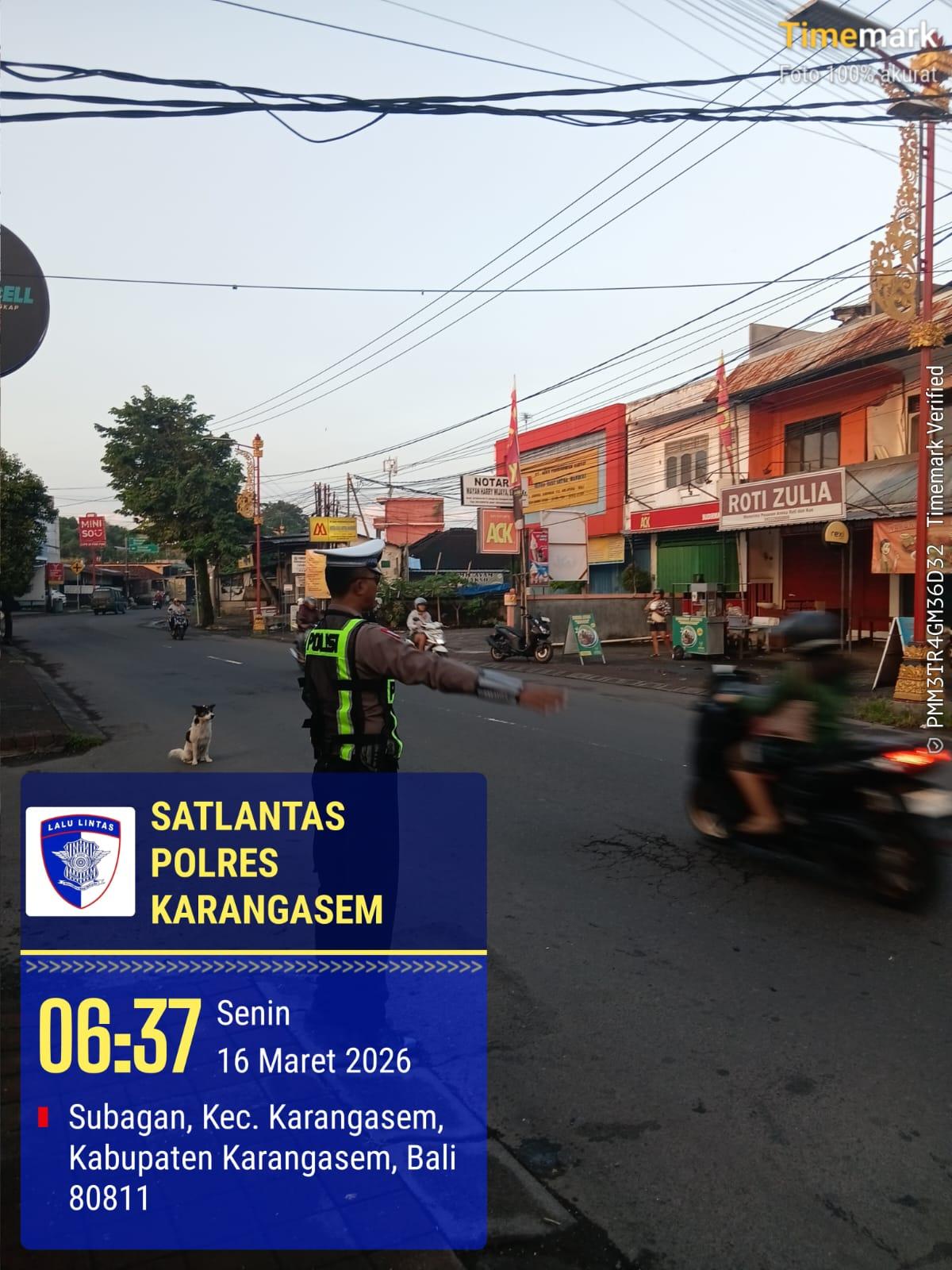 Personil Lantas Laksanakan Tugas Gatur Di BTN Taman Asri Karangasem Agar Arus Lalin Aman Lancar terkendali