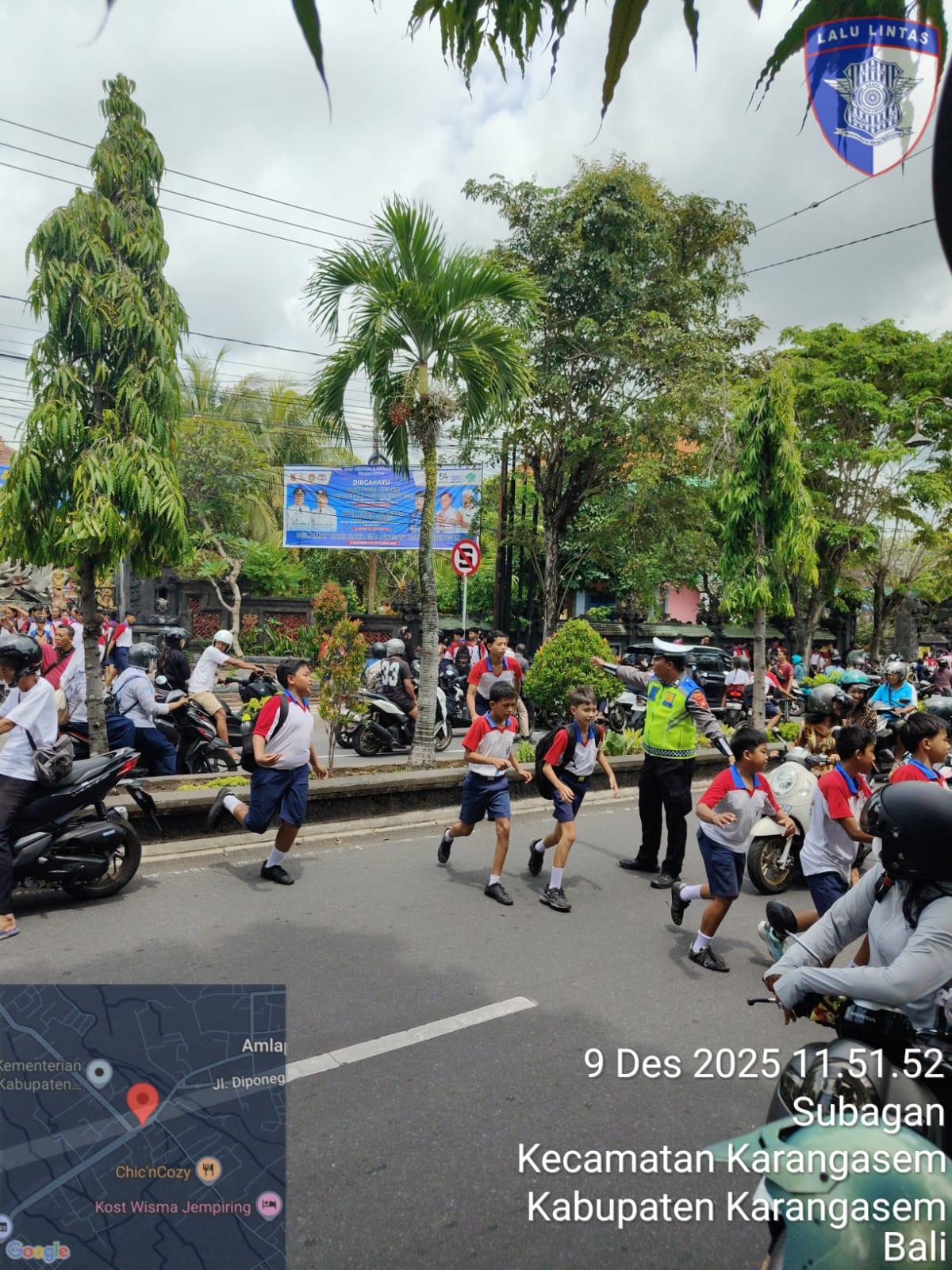 Anggota Lantas Polres Karangasem Laksanakan Penyebrangan Pelajar SMP N 2 Amlapura