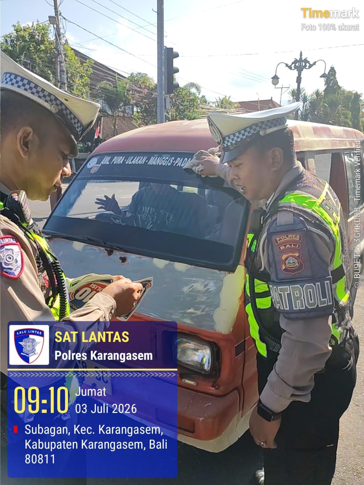 Cegah Laka Lantas, Sat Lantas Polres Karangasem Bagikan Brosur dan Stiker Keselamatan Berkendara
