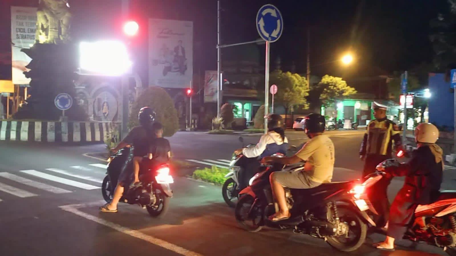 Satuan Lalulintas Polres Karangasem Melaksanakan Pengaturan Lalulintas Pada Malam hari