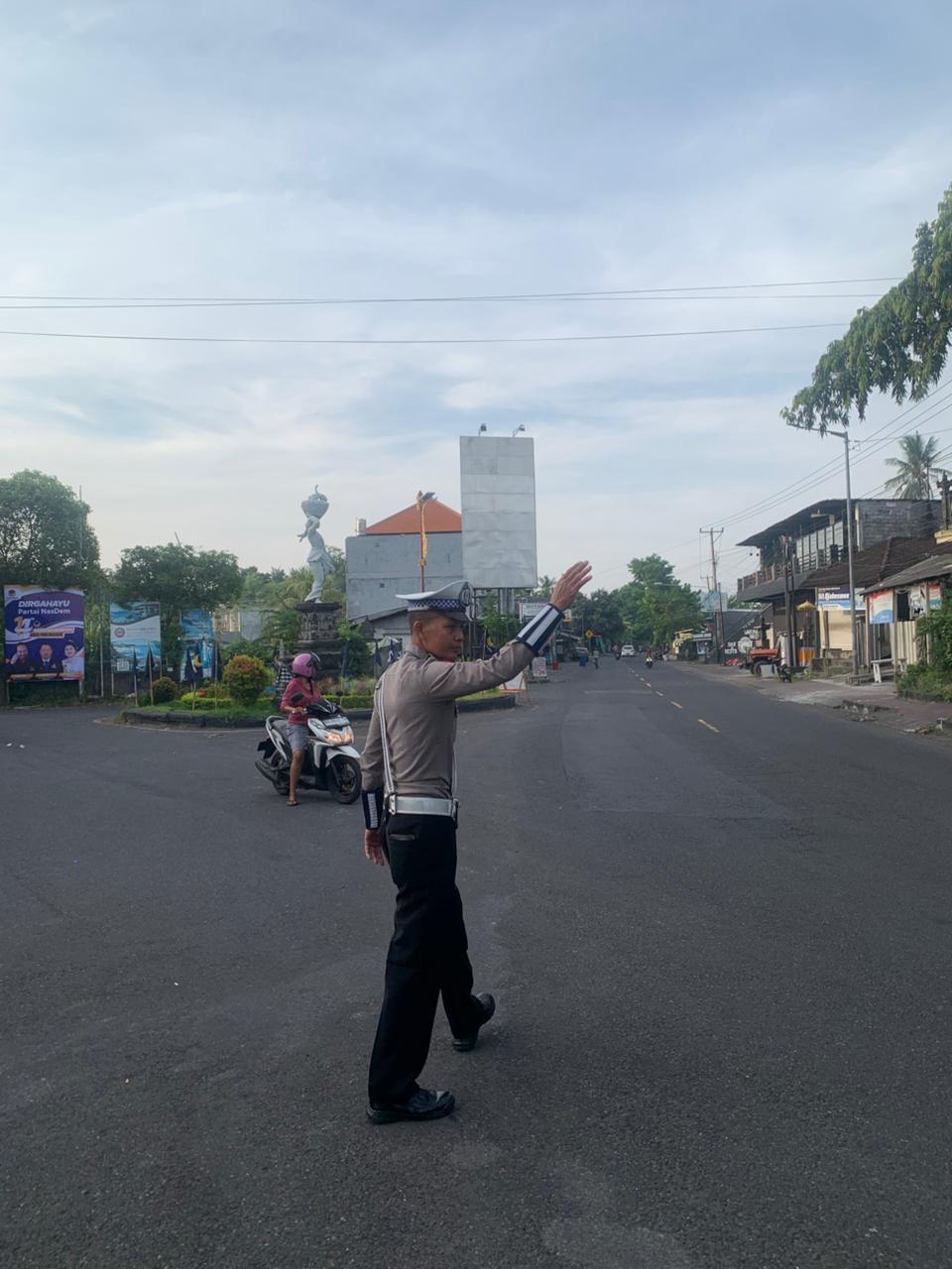 Unit Turjawali Sat Lantas melaksanakan Pengaturan dan Penjagaan di Pos 3 Patung Salak Jasri
