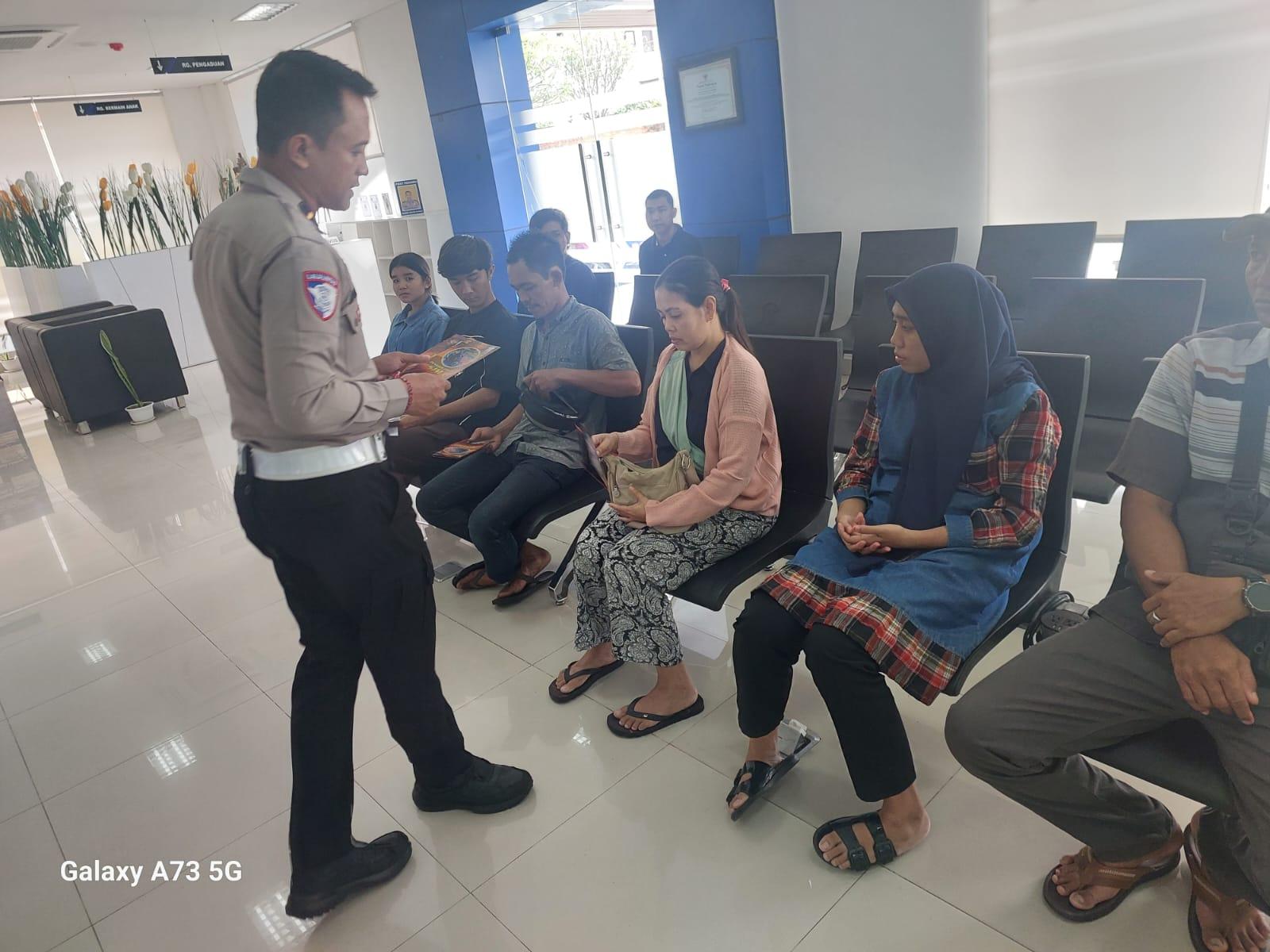 Kanit Regident Polres Karangasem Memberikan Sosialisasi Leafleat Tentang Penggolongan SIM C