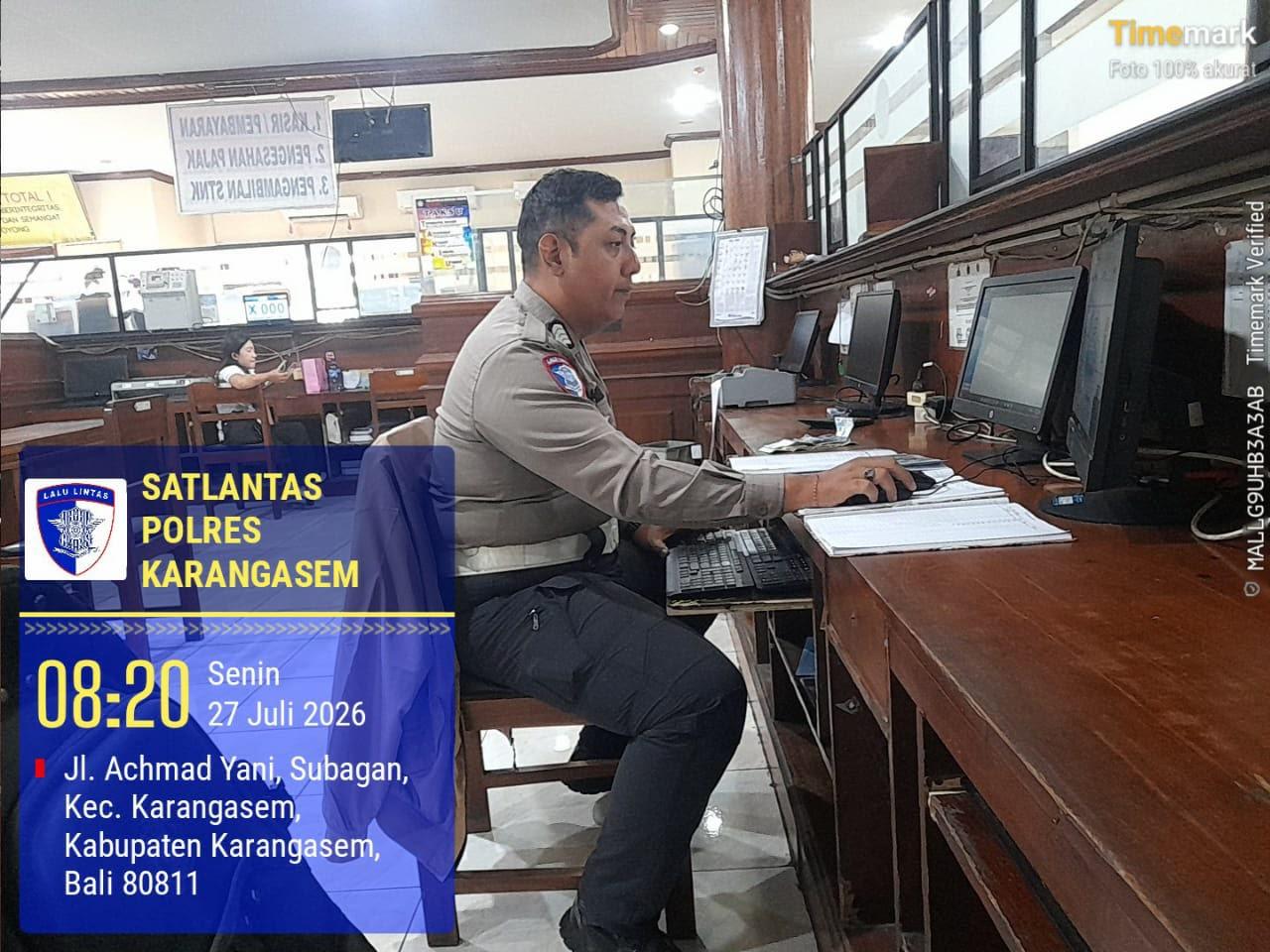 Sat Lantas Polres Karangasem Tingkatkan Pelayanan, Serahkan STNK Baru Secara Cepat dan Ramah