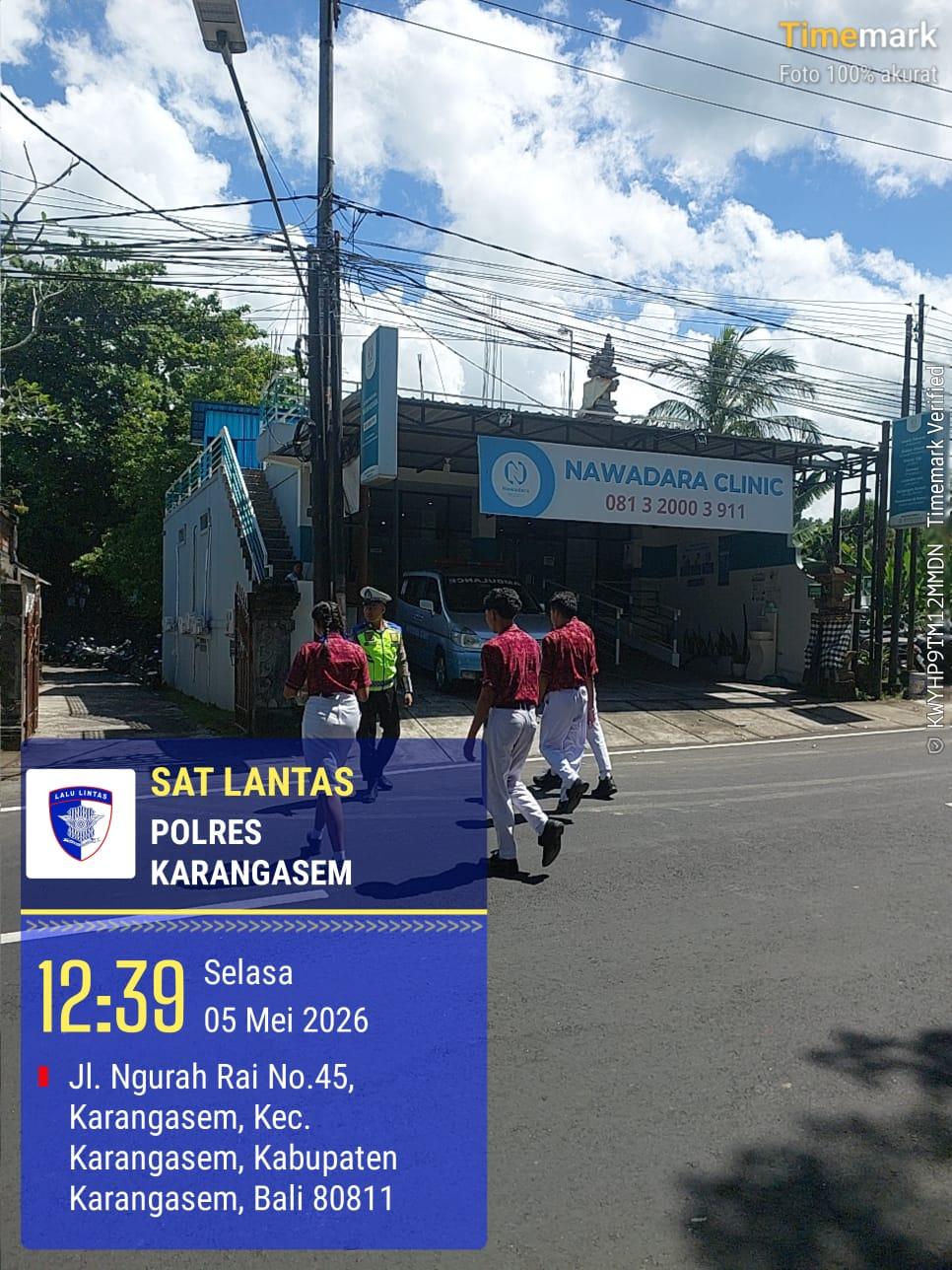 Tingkatkan Keselamatan Pelajar, Satlantas Polres Karangasem Rutin Sebrangkan Siswa SMA N 1 Amlapura
