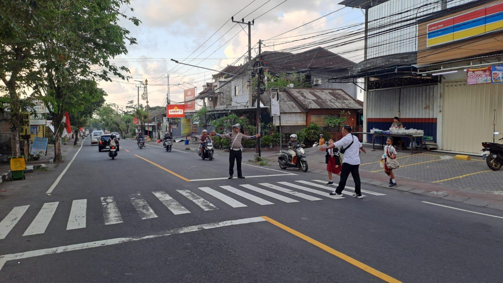 Polisi Sahabat Anak, Anggota Lantas Polres Karangasem Laksanakan Penyebrangan Pelajar SD Negeri 4 Subagan
