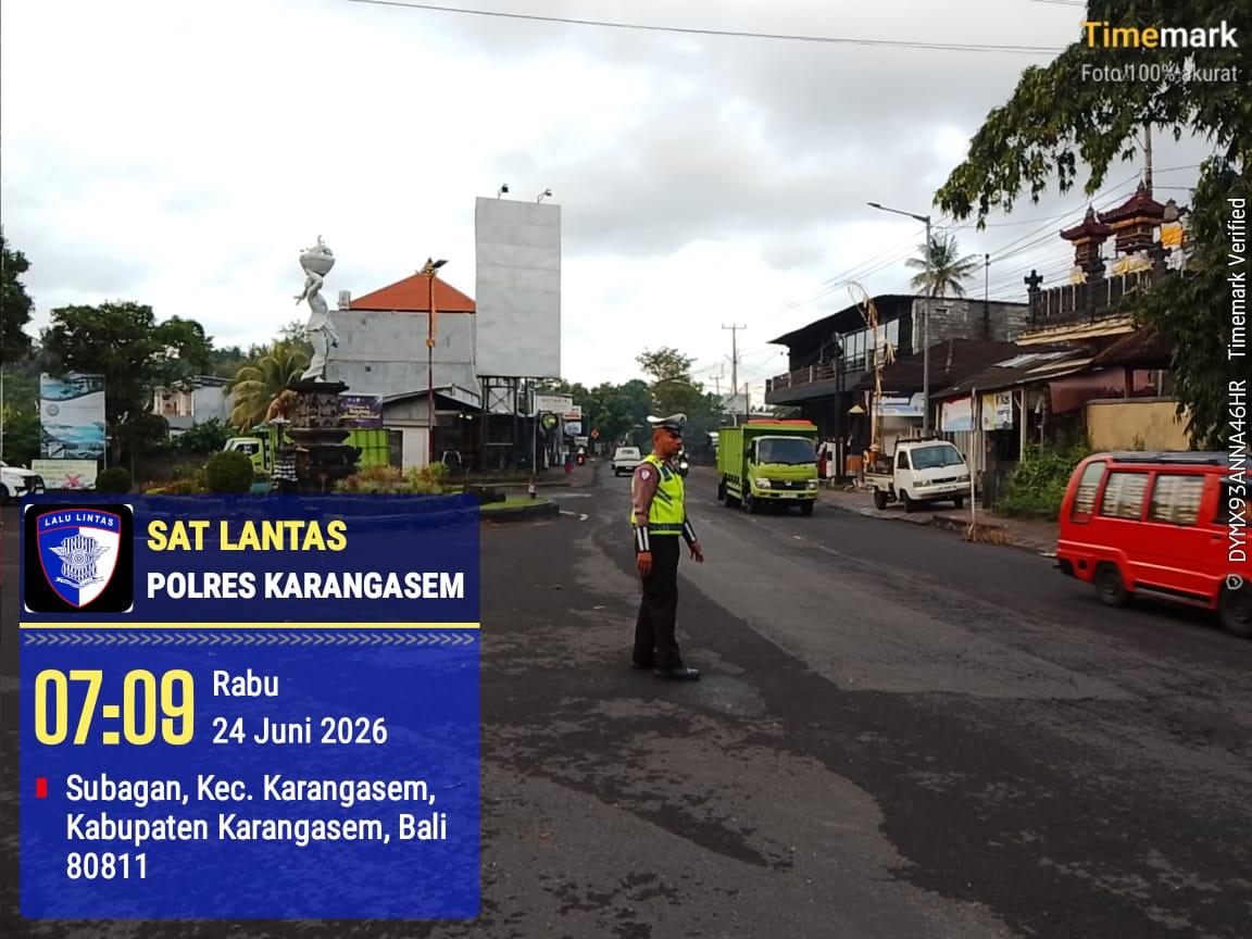 Unit Turjawali Sat Lantas melaksanakan Pengaturan dan Penjagaan di Pos 3 Patung Salak Jasri