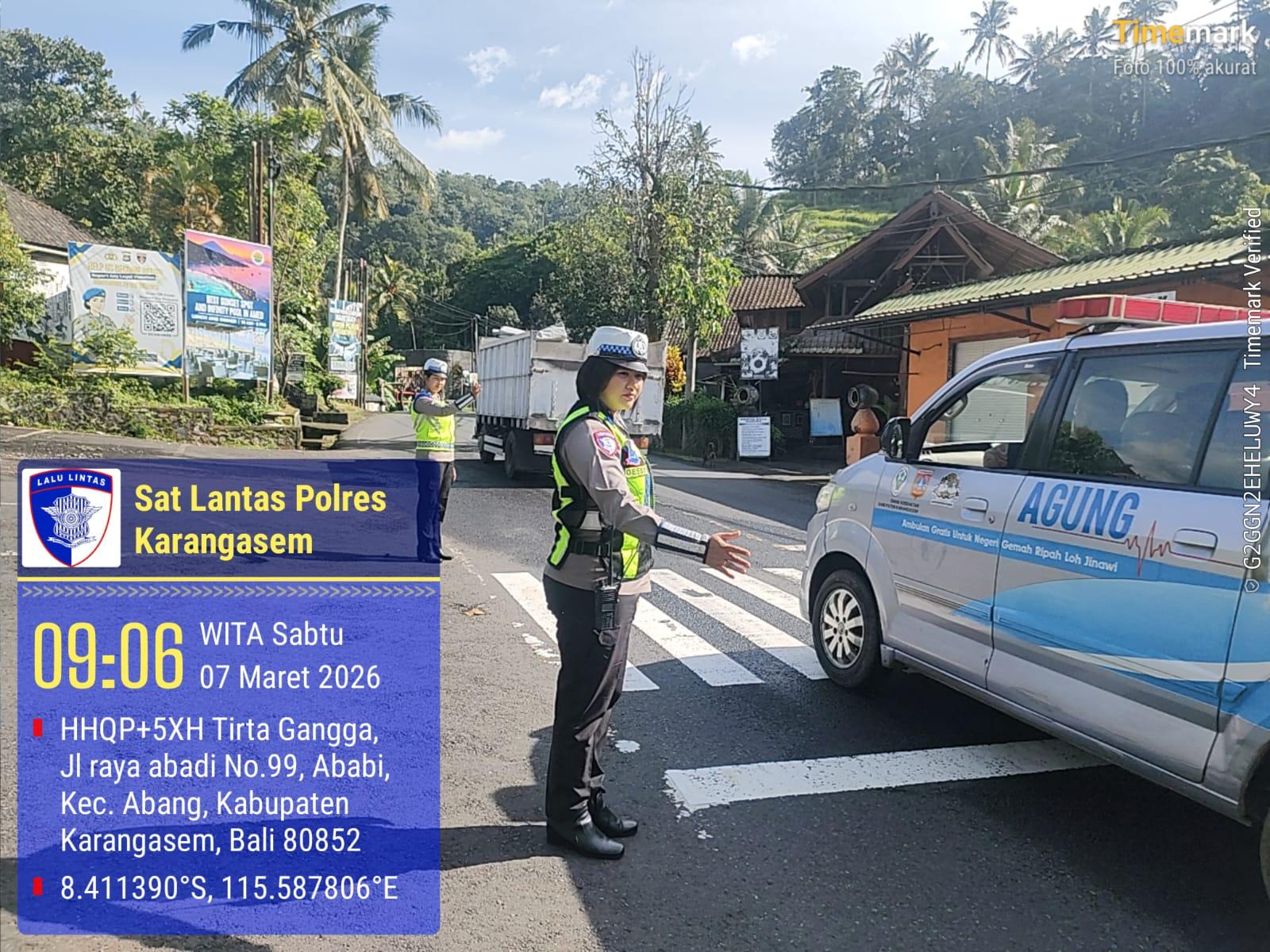 Sat Lantas Melaksanakan Pengamanan di Obyek Wisata Tirtagangga