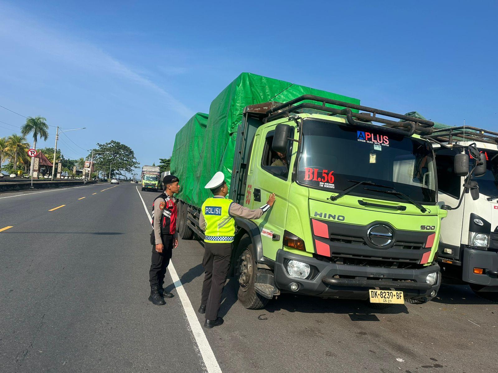 Pemeriksaan di Yeh Malet, Sat Lantas Polres Karangasem Laksanakan Pengaturan