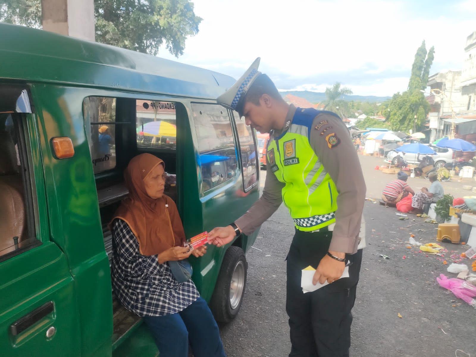 Operasi Cipkon Agung 2026 Menjelang rangkaian Hari Raya Nyepi Tahun Saka 1948 dan Idul Fitri 1447 H, Satlantas Polres Karangasem Bagikan Brosur keselamatan Berlalulintas