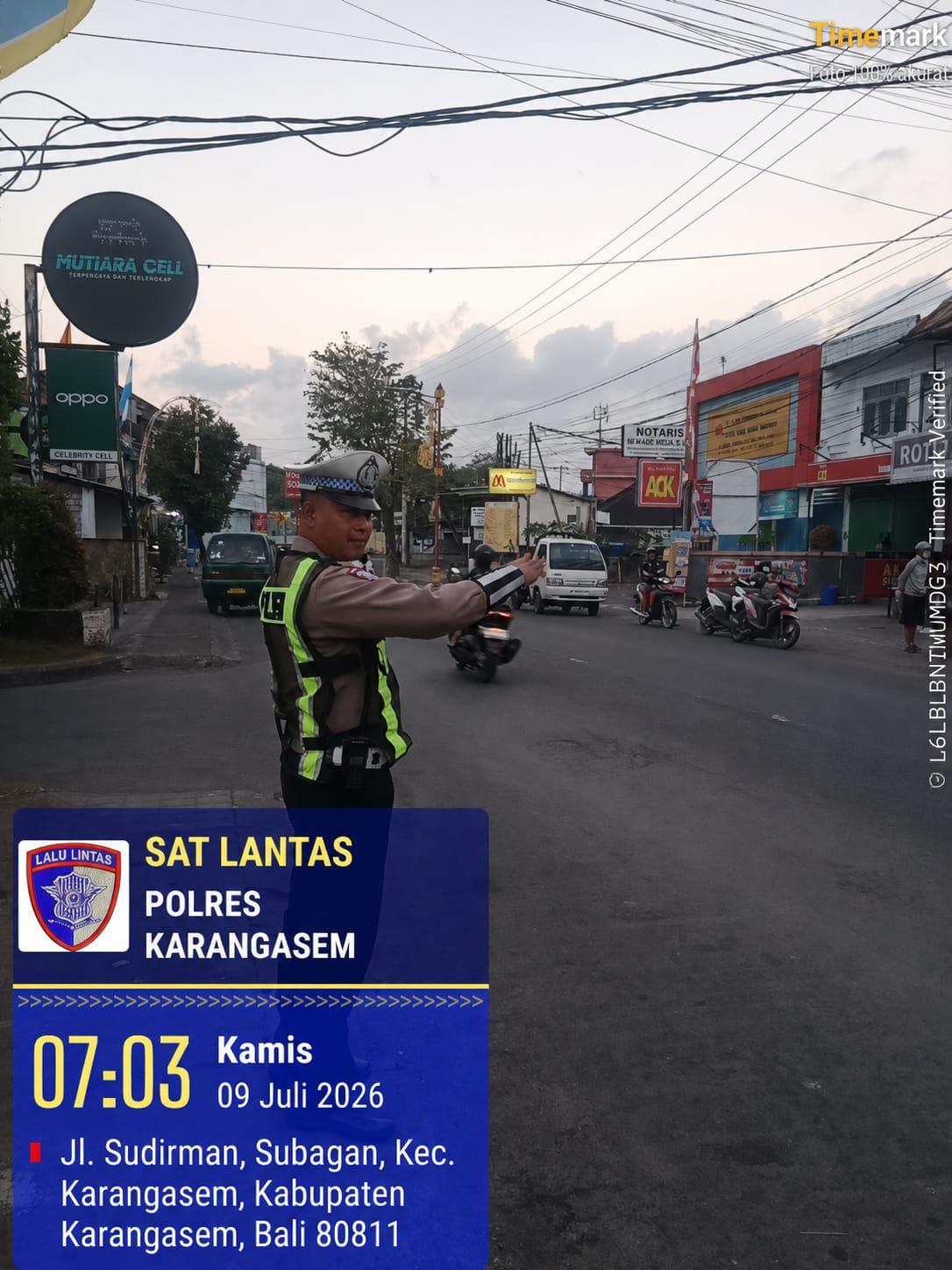 Anggota Lantas Polres Karangasem Laksanakan Gatur Pagi di Simpang Tiga BTN Taman Asri Karangasem