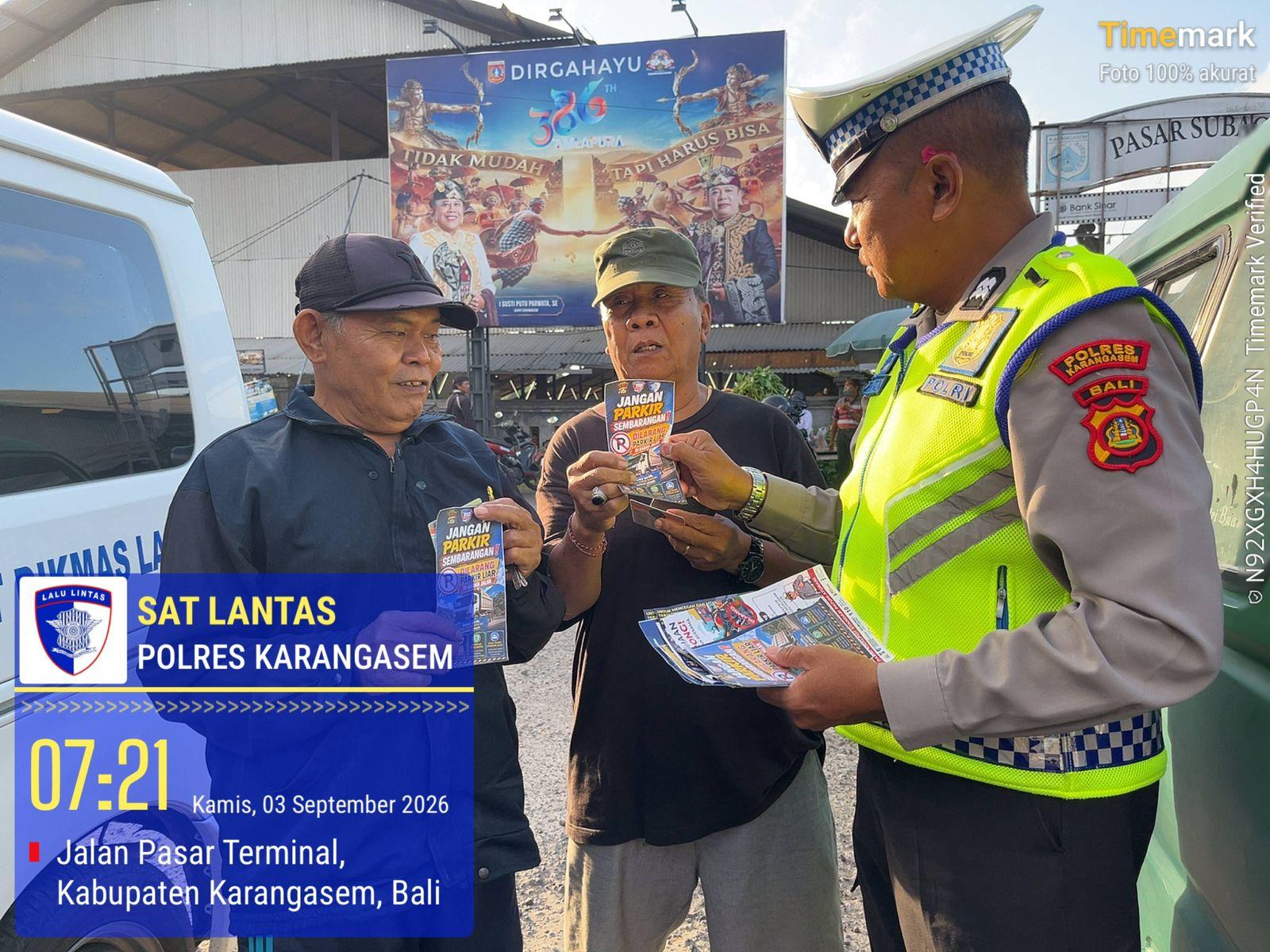 Personel lantas memberikan himbauan dan Pembagian Brosur Kamseltibcarlantas