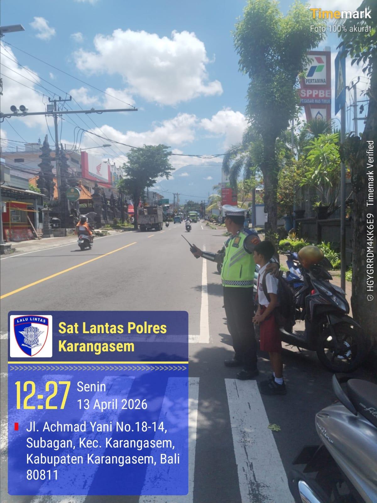 Polisi Sahabat Anak, Anggota Lantas Polres Karangasem Laksanakan Penyebrangan Pelajar SD Negeri 4 Subagan