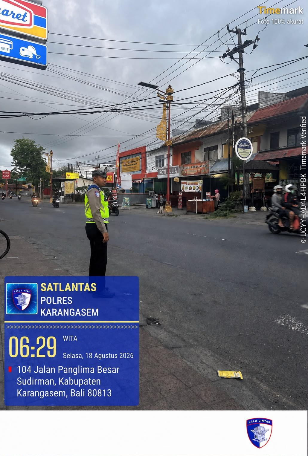 Personil Lantas Laksanakan Tugas Gatur Di BTN Taman Asri Karangasem Agar Arus Lalin Aman Lancar terkendali