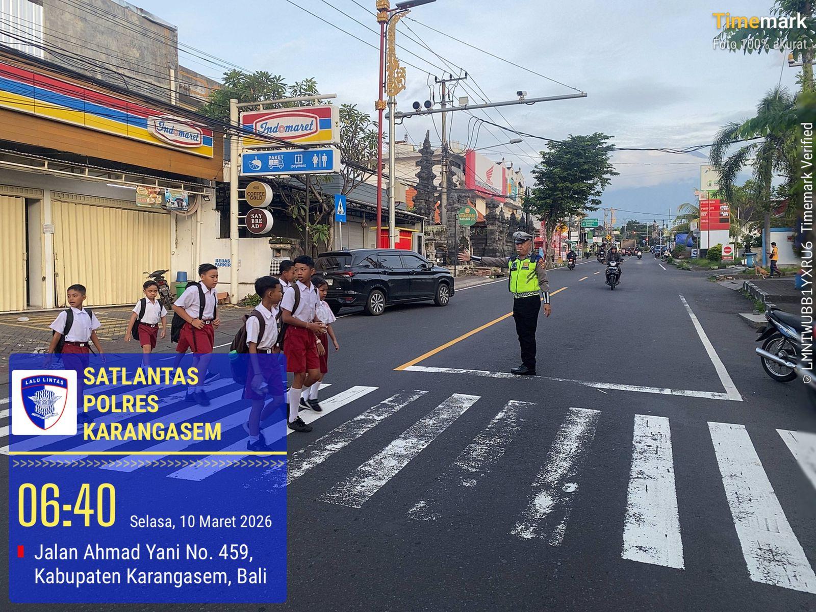 Polisi Sahabat Anak, Anggota Lantas Polres Karangasem Laksanakan Penyebrangan Pelajar SD Negeri 4 Subagan