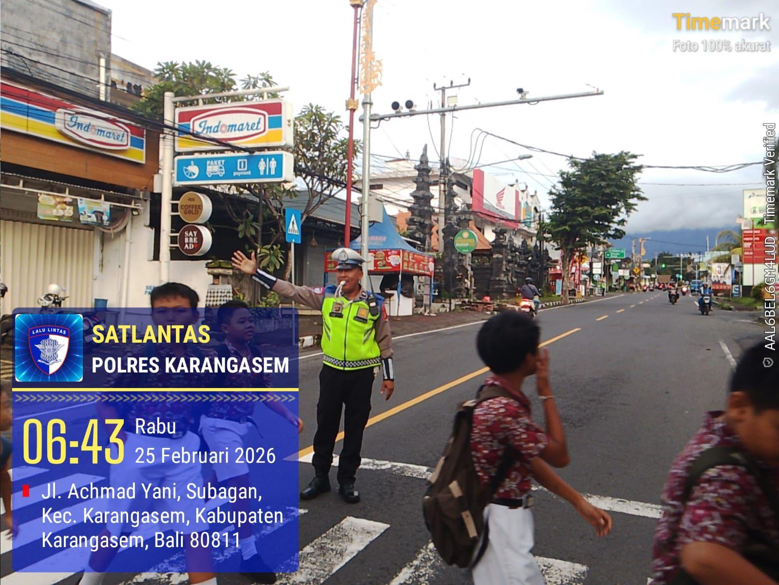 Polisi Sahabat Anak, Anggota Lantas Polres Karangasem Laksanakan Penyebrangan Pelajar SD Negeri 4 Subagan