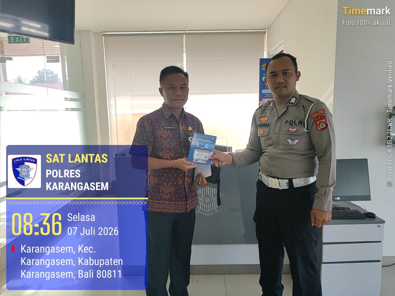 Penyerahan SIM terhadap pemohon SIM di Satpas Polres Karangasem