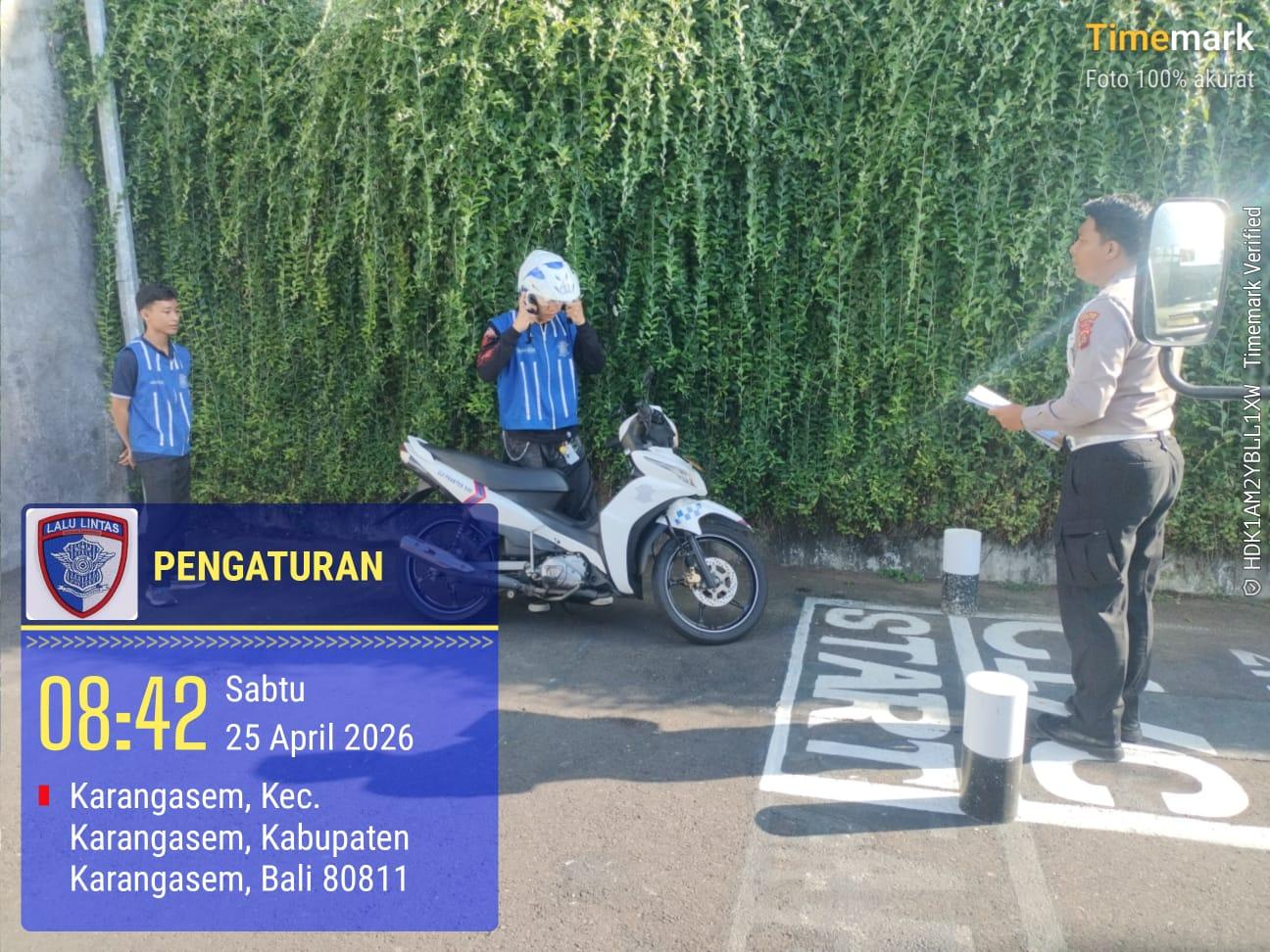 Pastikan Kelayakan dan Keselamatan Berkendara, Pemohon SIM Baru Jalani Uji Praktek di Polres Karangasem