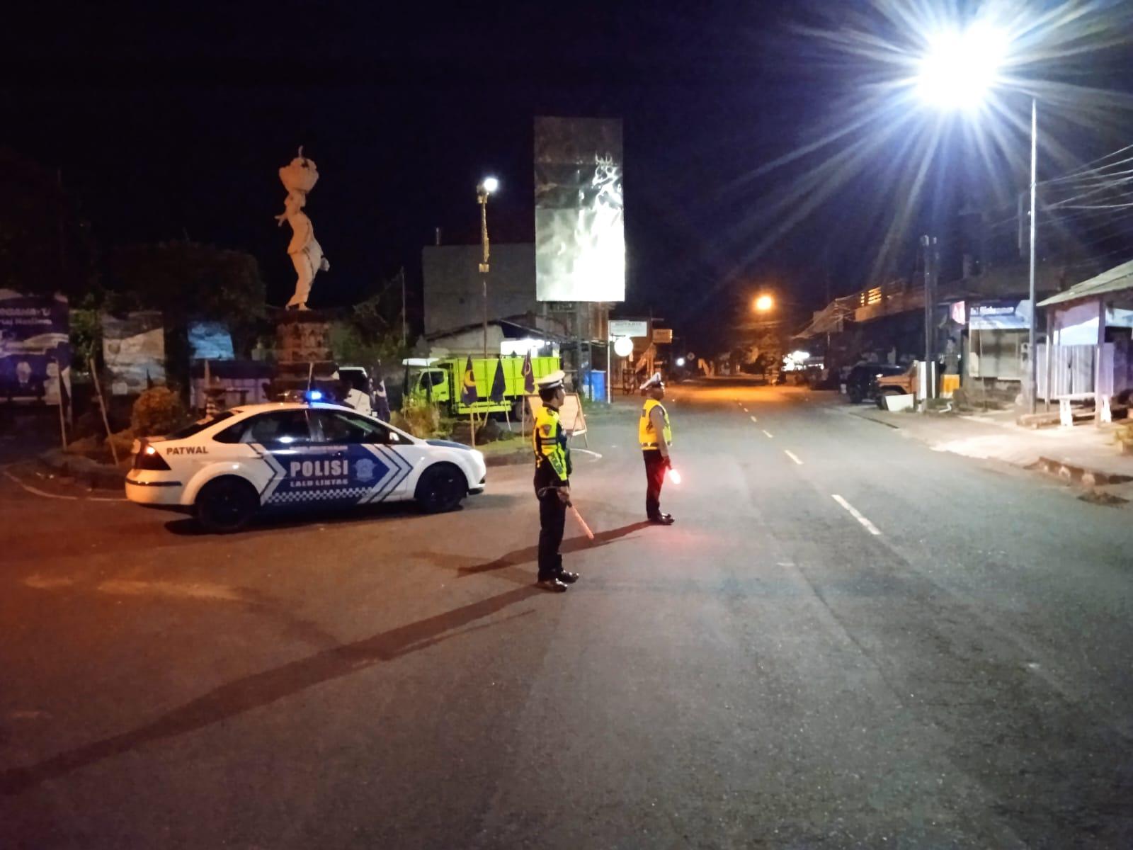 Sat Lantas Polres Karangasem Laksanakan Pengaturan Pada Malam Hari