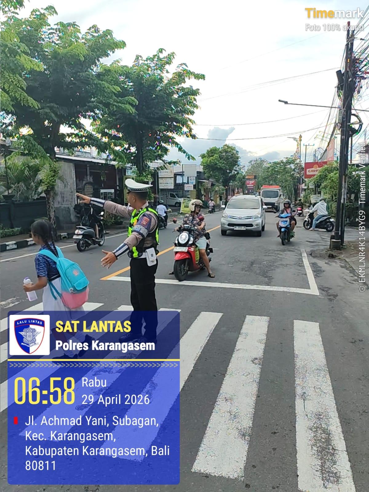  Anggota Lantas Polres Karangasem Laksanakan Penyebrangan Pelajar SD Negeri 4 Subagan
