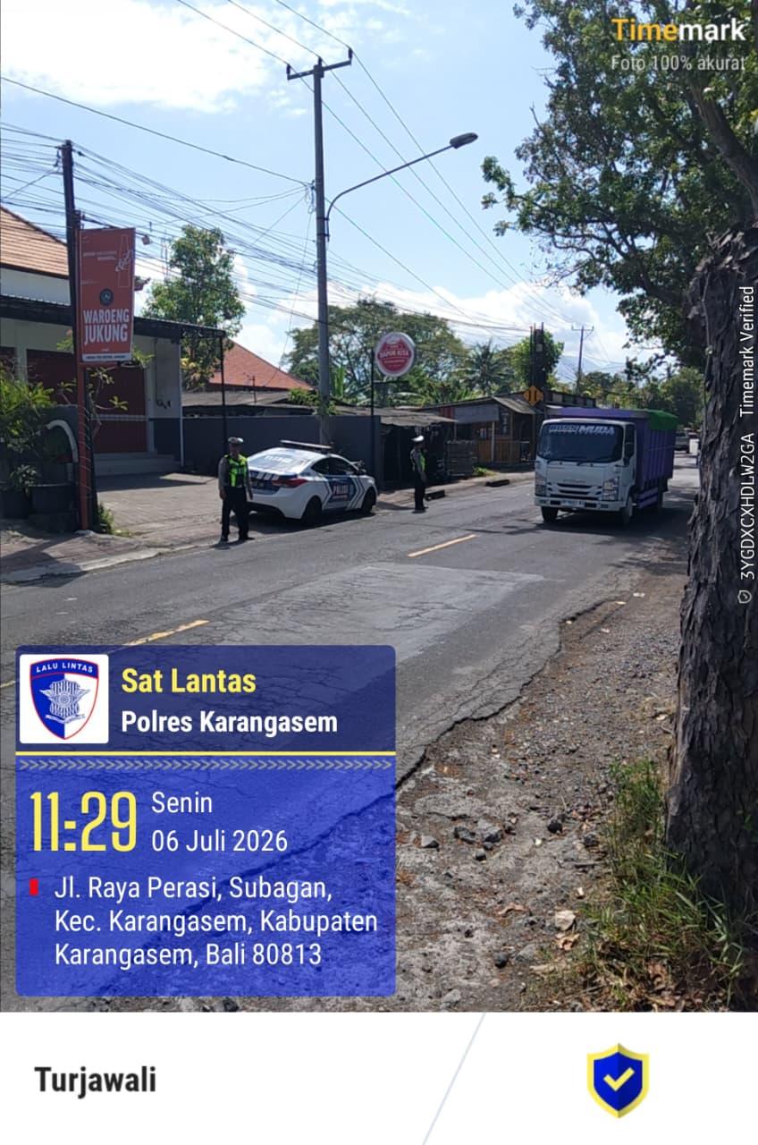 Unit Turjagwali Sat LantasPolres Karangasem Lakukan Pengaturan dan Penjagaan Himbauan Parkir Truk