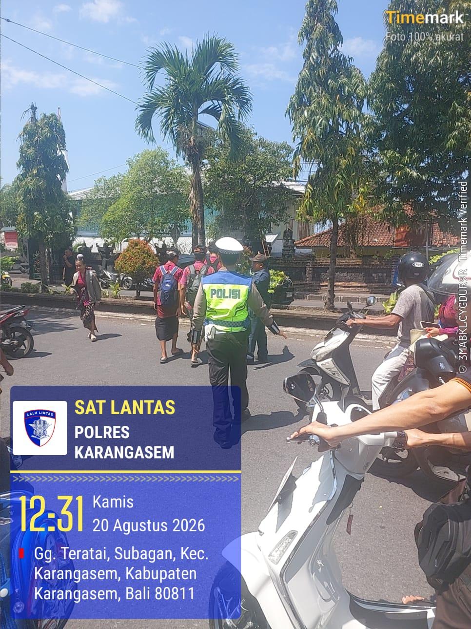  Atensi Penyebrangan Pelajar SMP N 2 Amlapura, Personel Sat Lantas Polres Karangasem Laksanakan Pos Siang