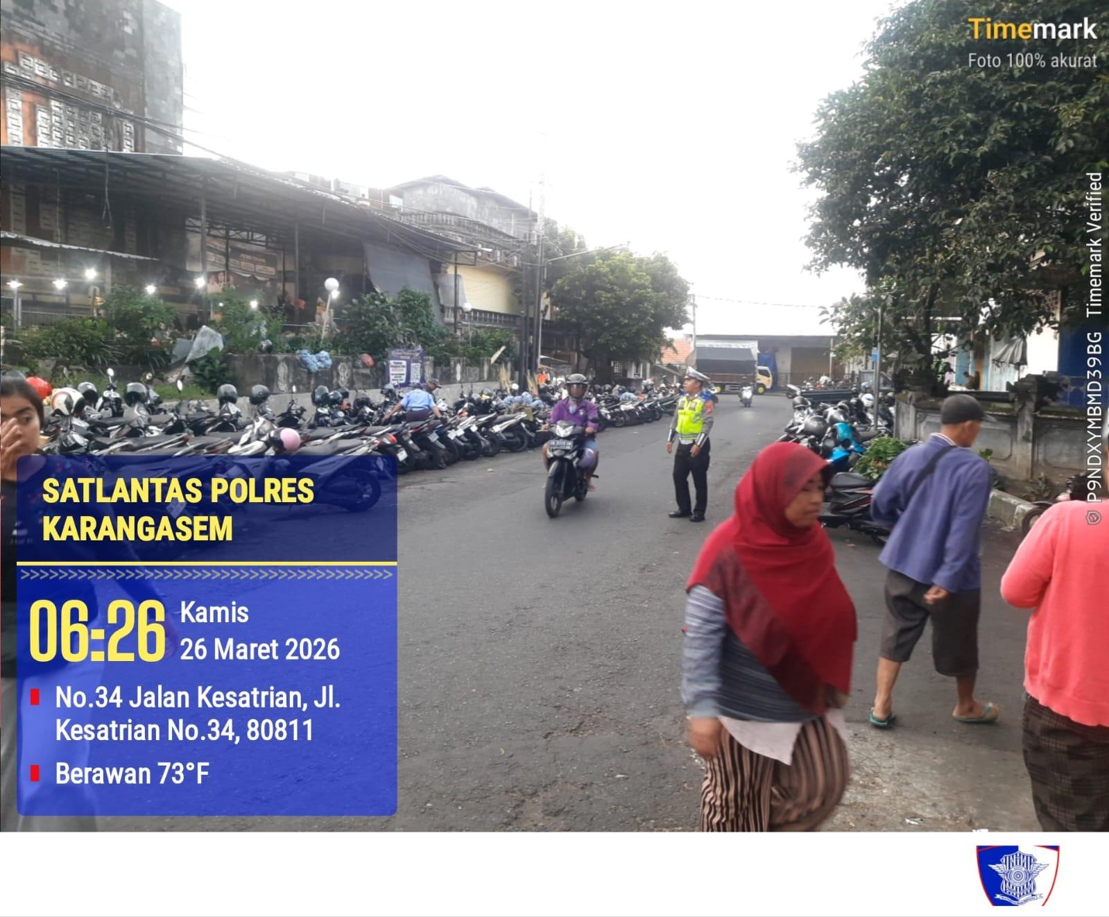   Utamakan Pejalan Kaki, Anggota Polres Karangasem Laksanakan Tugas Menyebrangkan Pejalan Kaki di Pasar Kesatriaan Amlapura