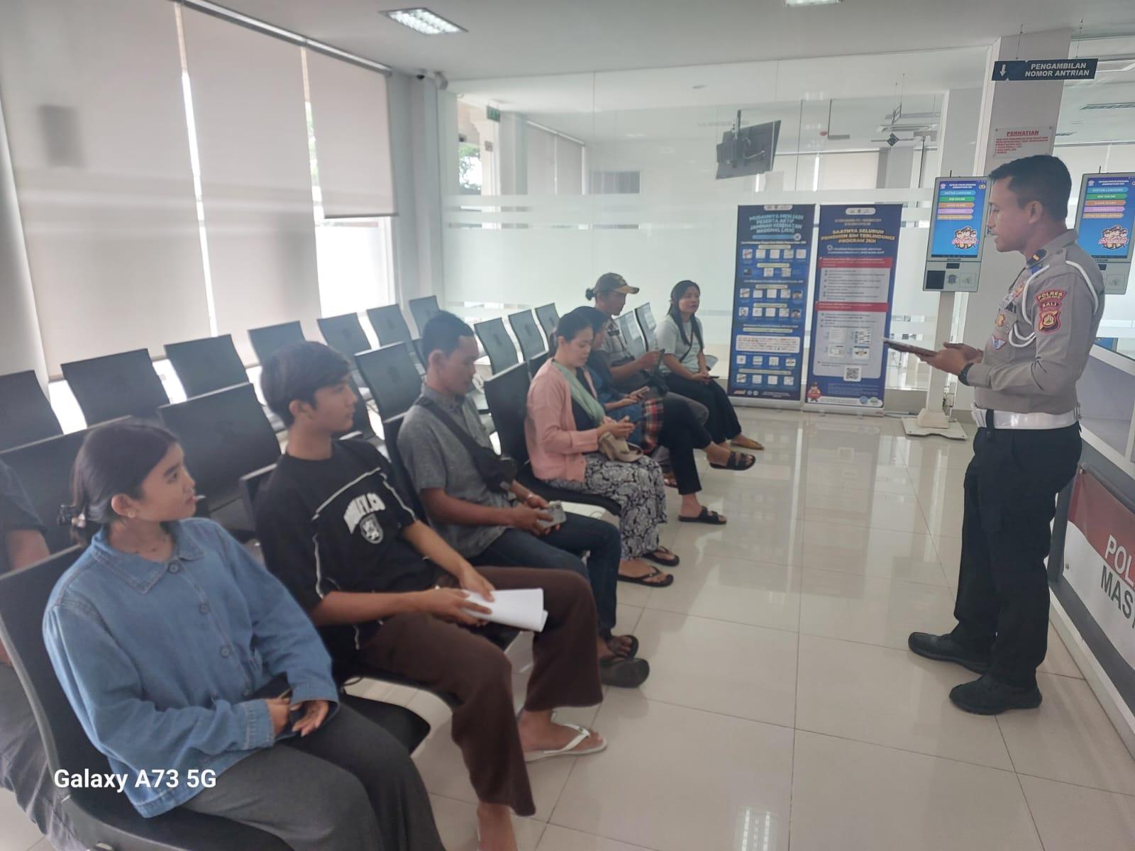  Kanit Regident Polres Karangasem Memberikan Sosialisasi Leafleat Tentang Penggolongan SIM C