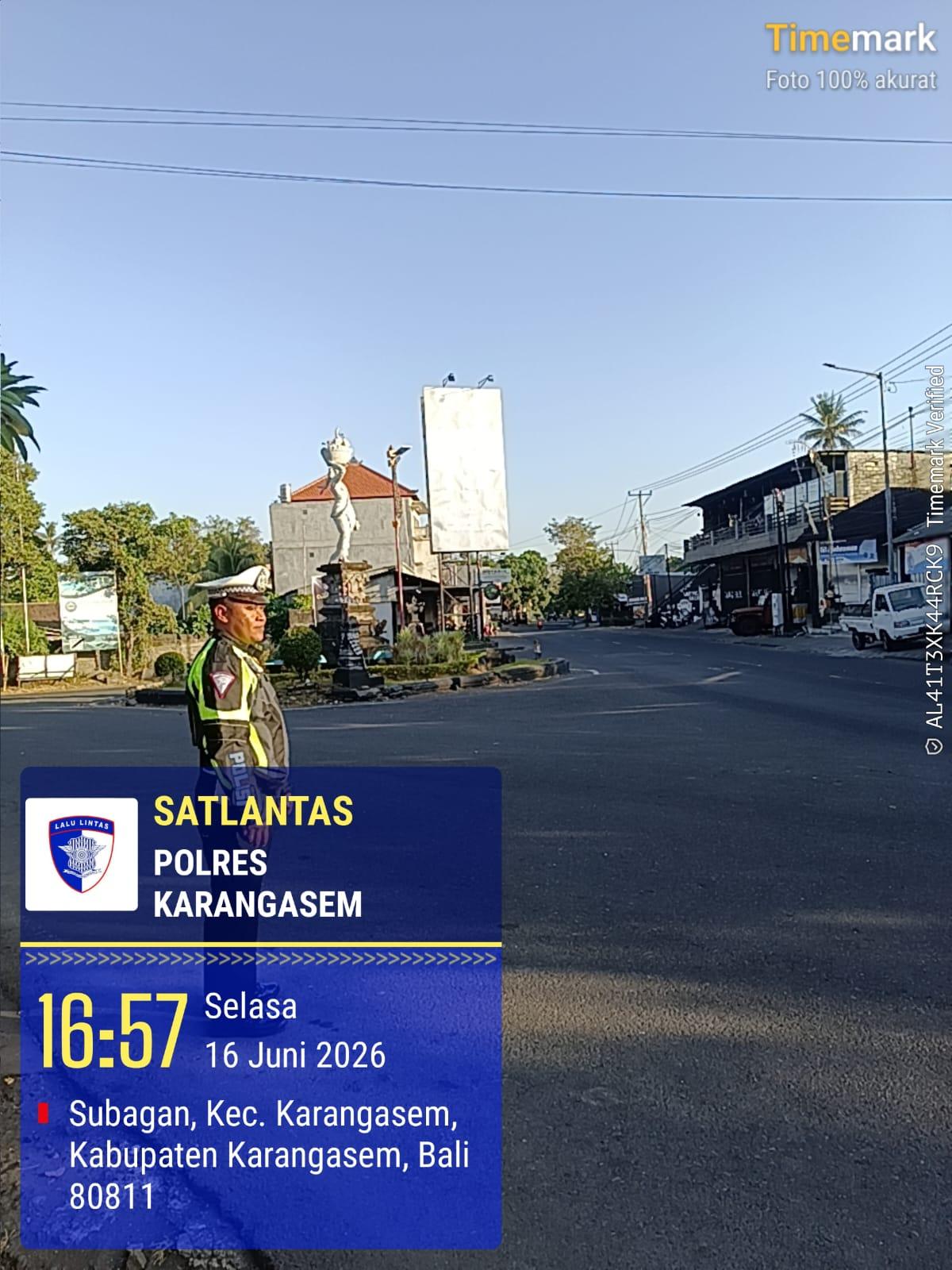 Unit Turjawali Sat Lantas melaksanakan Pengaturan dan Penjagaan di Pos 3 Patung Salak Jasri