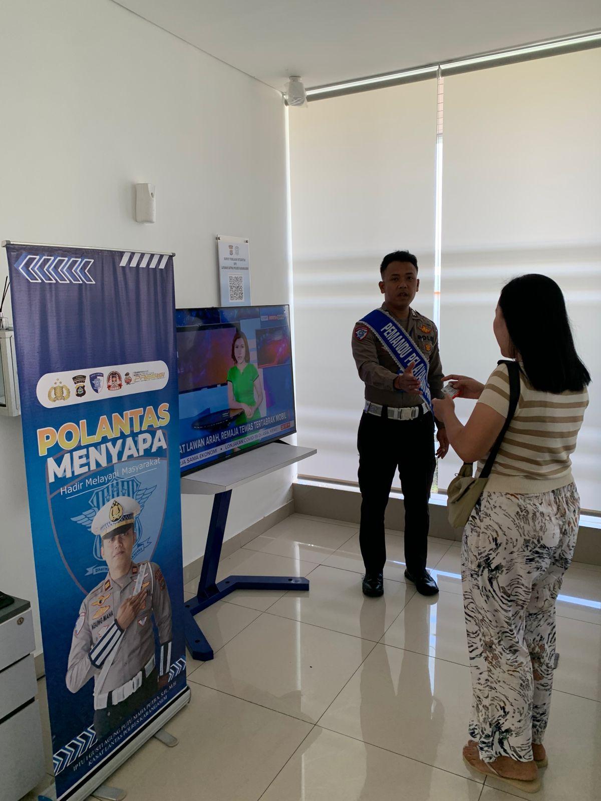 Penyerahan SIM terhadap pemohon SIM di Satpas Polres Karangasem